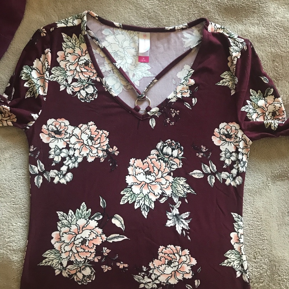 🎉 2 for $12!🎉 V-neck with Caging LS Tee